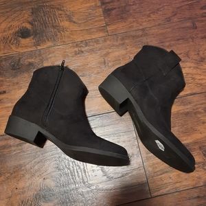 💲NWOT dolcetta Size 8 black Ankle Boots
